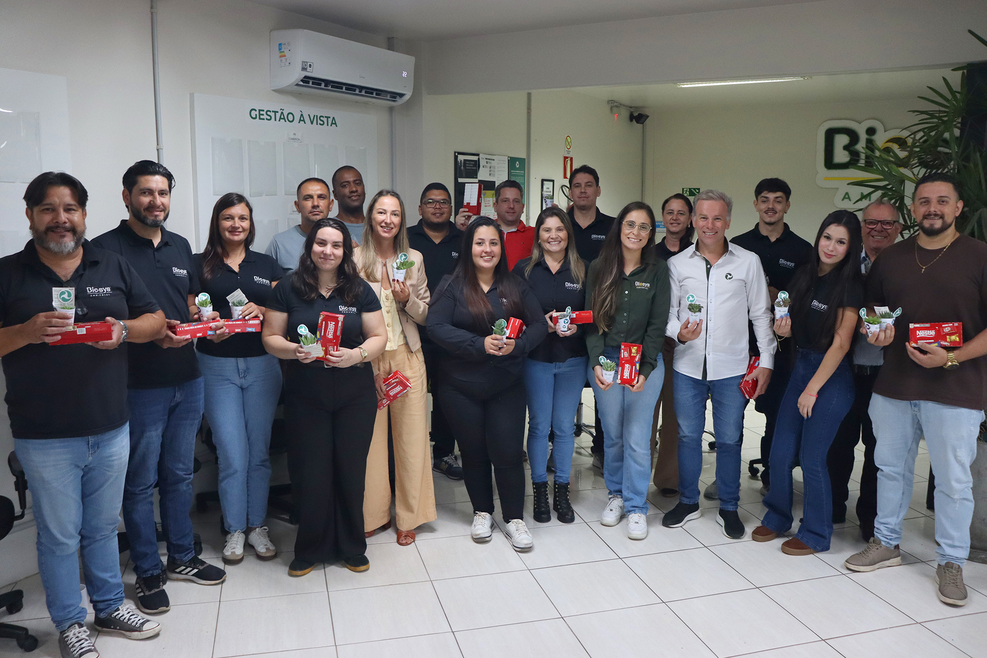 foto da equipe da biosys ambiental no aniversário da biosys gerenciamento